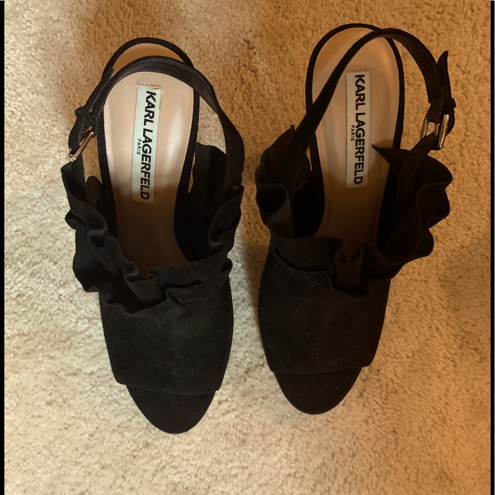 Open toe suede shoe